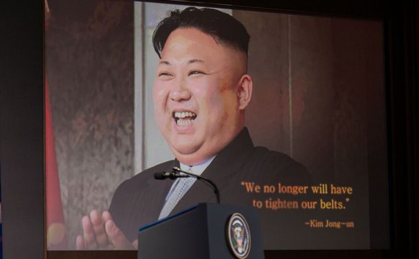 写真・図版 : 初の米朝会談後、カペラホテルで行われたトランプ大統領の会見冒頭で流れたビデオに映し出される北朝鮮の金正恩朝鮮労働党委員長＝シンガポール、ランハム裕子撮影、2018年6月12日