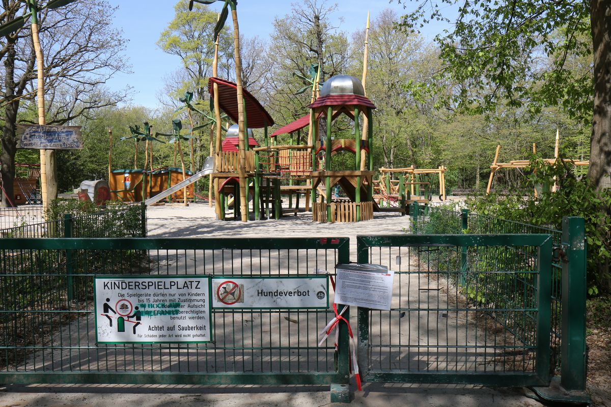 写真・図版 : 2020年4月16日、ドイツ・ベルリンの閉鎖された公園＝Soeren Schulz/Shutterstock.com