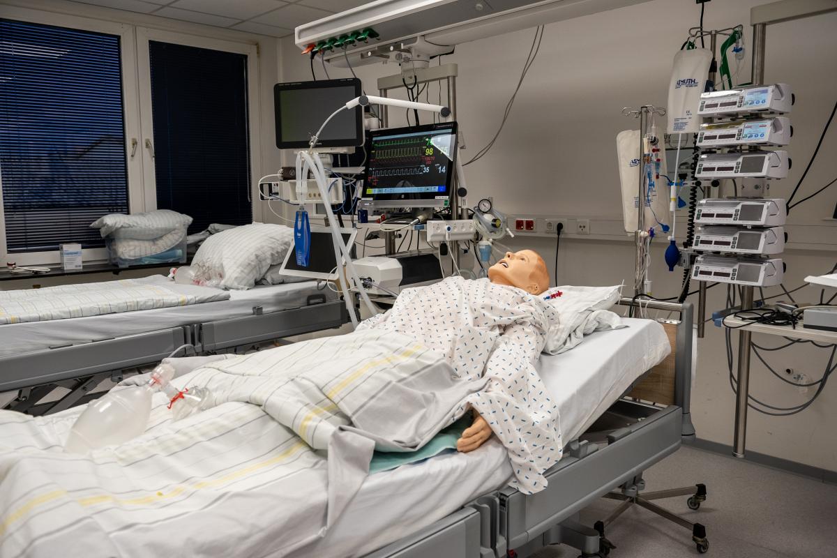 写真・図版 : 2020年4月3日、ドイツ・キールにある病院。新型コロナウイルスの蔓延による重症患者受け入れのため備えている＝Petra Nowack/Shutterstock.com