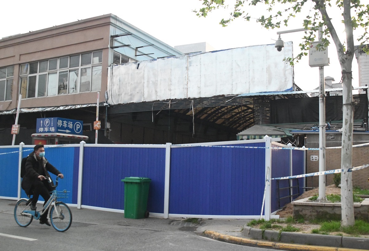 写真・図版 : 最初に新型コロナウイルスの集団感染が発生したとみられる武漢市の華南海鮮卸売市場。4月になっても封鎖されたまま＝2020年4月8日