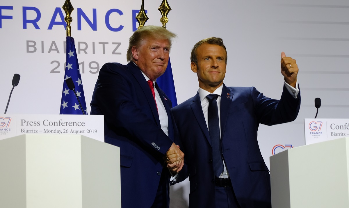 写真・図版 : トランプ米大統領(左)とフランスのマクロン大統領は、「勇猛果敢」な指導者の典型？