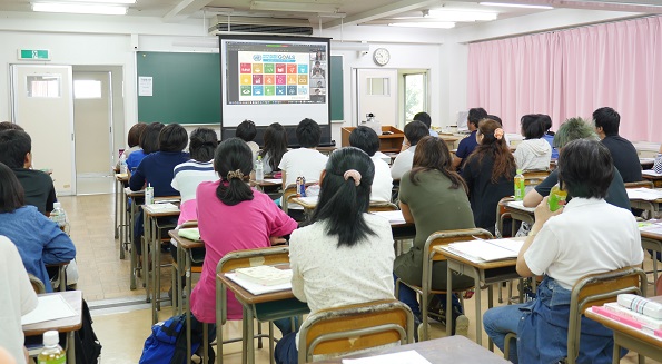 写真・図版 : 遠隔合同授業の受信会場（横浜）の風景。教員は大阪のサテライト会場で授業しており、そこと横浜会場の学生のほか、自宅受講の学生も一緒に参加している。