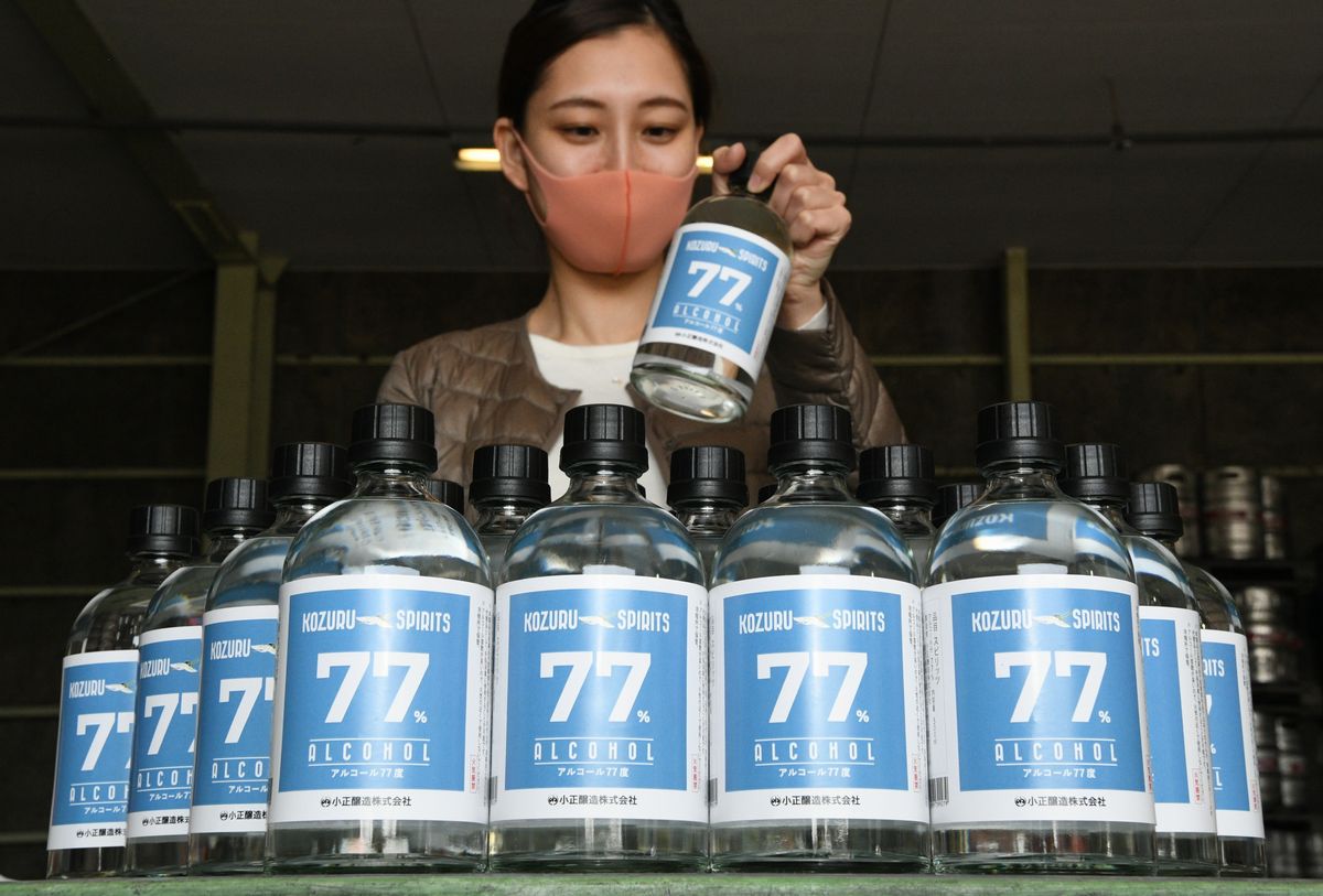 写真・図版 : 消毒用アルコールの代替品として医療機関などに出荷される高濃度エタノール製品「KOZURU SPRITS 77％」＝2020年4月22日、鹿児島市卸本町の小正醸造