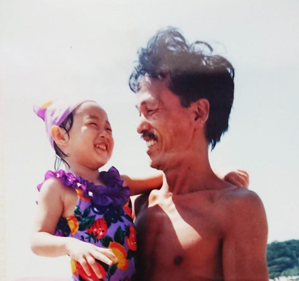 写真・図版 : 父に抱かれてうれしそうな幼いころの筆者
