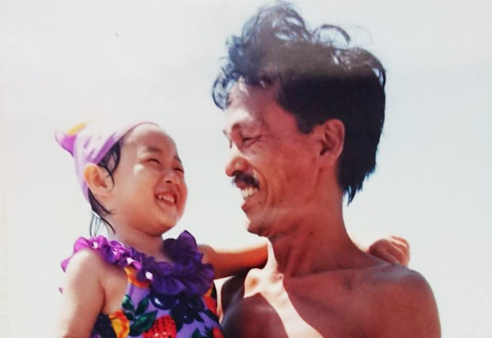 写真・図版 : 父に抱かれてうれしそうな幼い頃の私