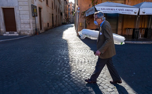 写真・図版 : マスクをしてローマ市街を歩く買い物帰りの市民＝2020年4月15日　Pino Mastrullo / Shutterstock.com