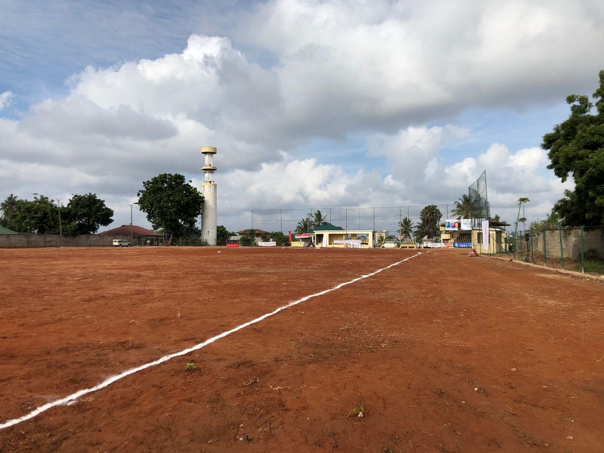 写真・図版 : 野球場の名称は「タンザニア甲子園球場」。グラウンドはレフト後方から見え始める。