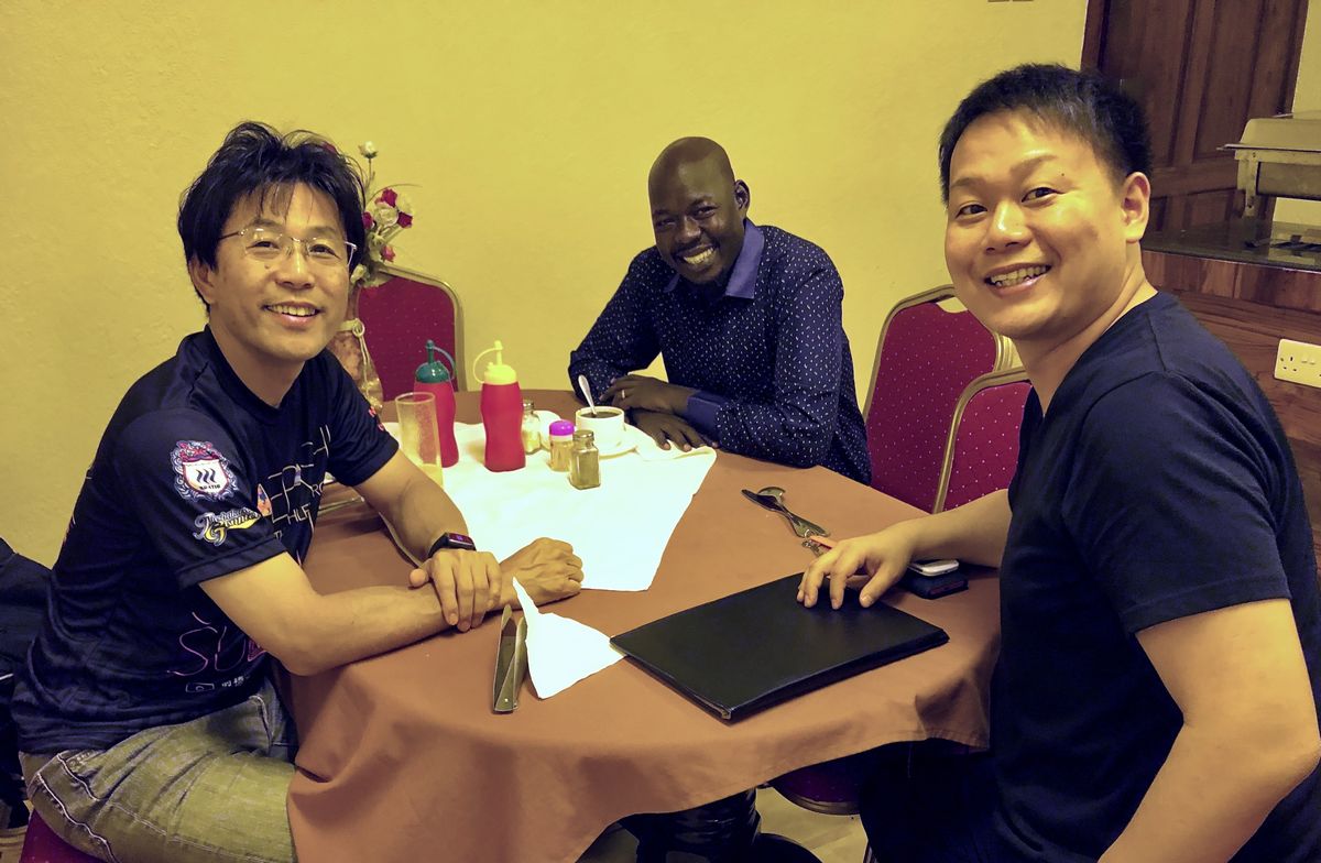 写真・図版 : ダルエスサラームの宿泊先ホテルのレストランで話す柴田さん（右）と筆者