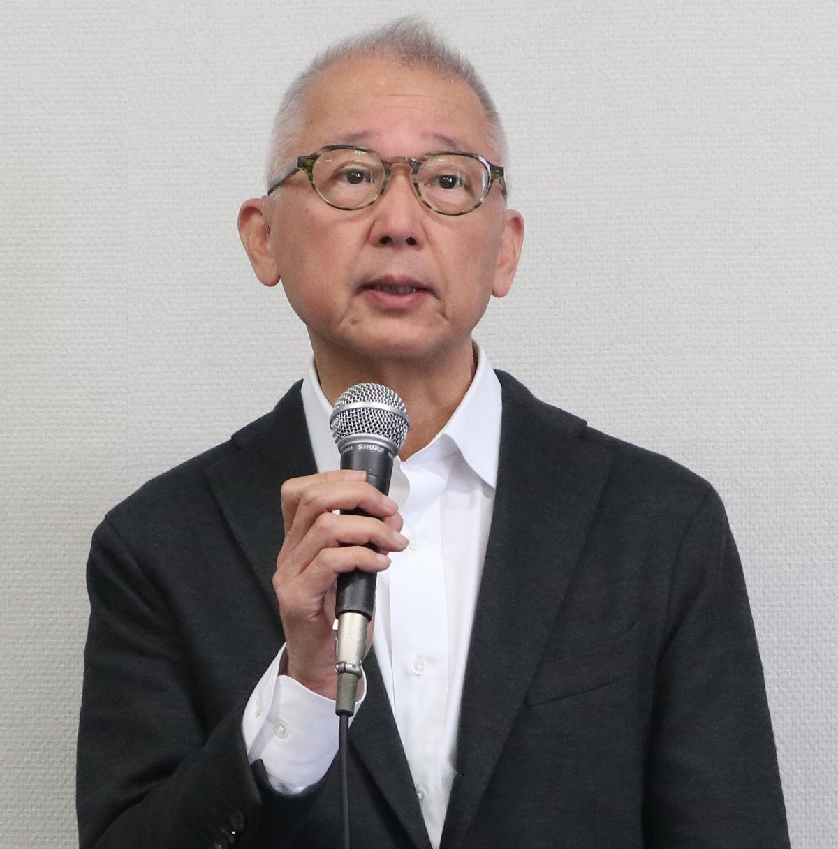 写真・図版 : 「ひろしまトリエンナーレ2020」の総合ディレクターを３月末で辞任し、記者会見する中尾浩治氏＝2020年4月9日
