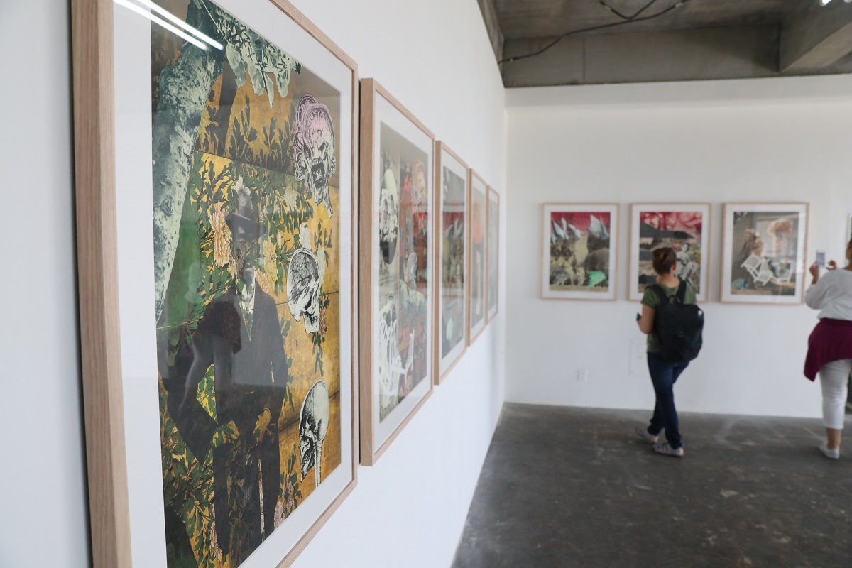 写真・図版 : 「ひろしまトリエンナーレ2020」のプレ企画「百代の過客」では大浦信行氏の作品も展示された＝2019年10月、広島県尾道市