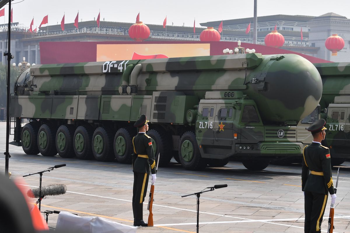 写真・図版 : 中国建国70周年軍事パレードに登場した新型長距離弾道ミサイルDF41＝昨年10月、北京。朝日新聞社