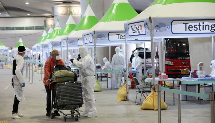 写真・図版 : 国外からの入国者に新型コロナウイルス検査をするためのブース＝2020年3月26日、韓国・仁川空港、東亜日報提供