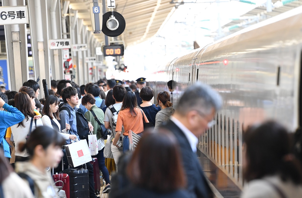写真・図版 : ゴールデンウィークといえば、どこでも“密”状態に=2019年5月5日、JR新大阪駅の新幹線ホーム
