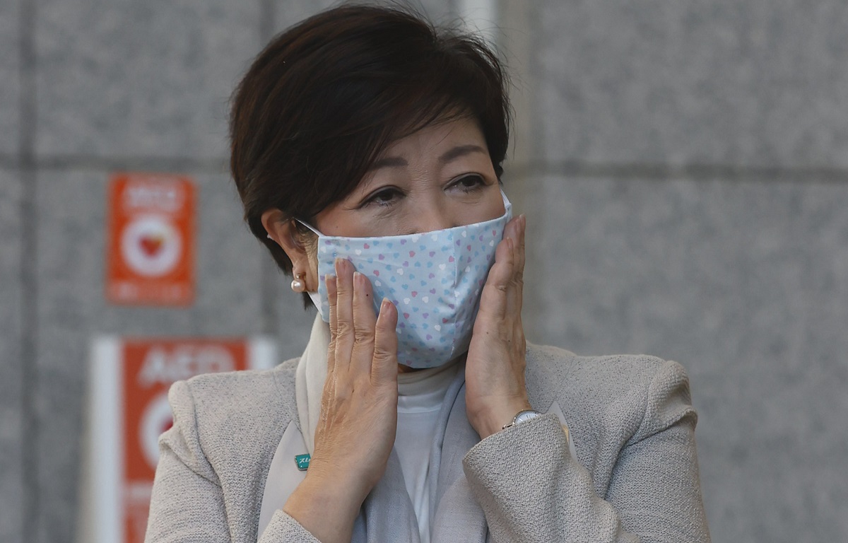 写真・図版 : 小池百合子東京都知事はゲームにもなり、マスクの柄も話題に