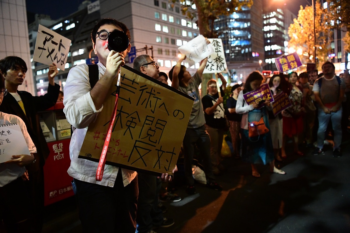 写真・図版 : 補助金不交付を決めた文化庁に対して大きな批判がわき上がった。文化庁前でも人々が「表現の自由を守れ」「検閲反対」と抗議の声をあげた＝2019年9月26日、東京都千代田区