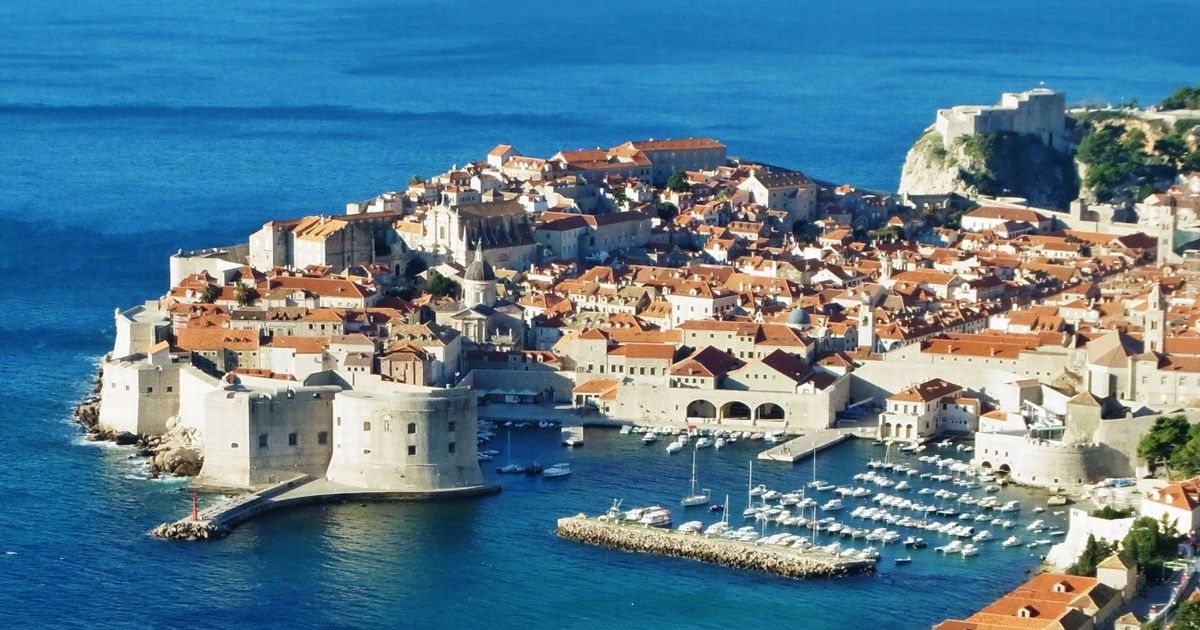 写真・図版 : 「アドリア海の真珠」と呼ばれるクロアチア共和国の古都、ドゥブロヴニク（筆者撮影）