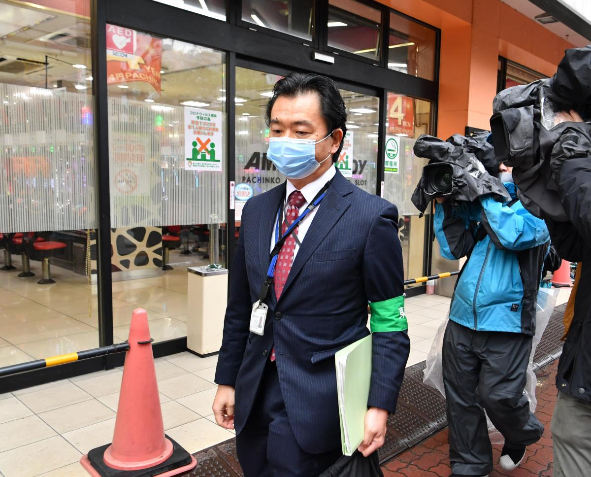 写真・図版 : 開店しているパチンコ店に、自粛要請を申し入れた東京都庁の職員＝2020年4月28日