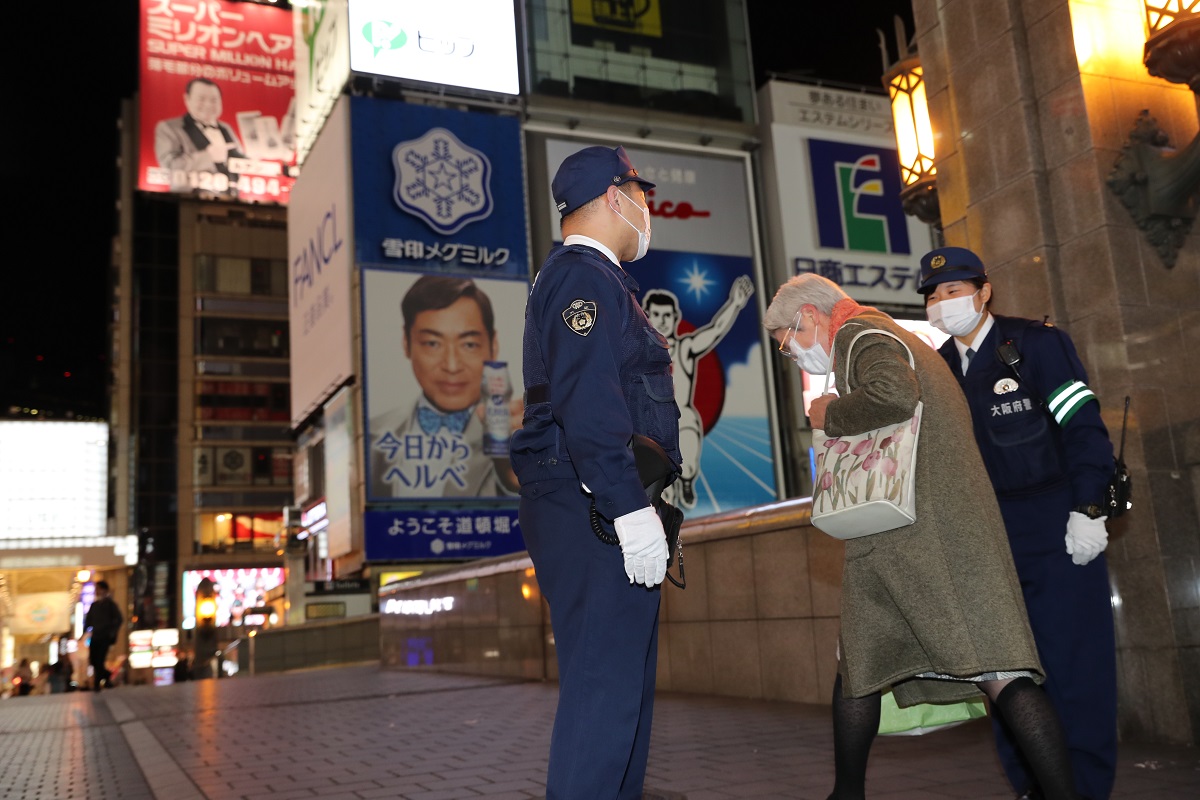 写真・図版 : 大阪で娯楽施設などに対する休業要請が始まり、戎橋周辺では警察官が巡回して外出自粛を呼びかけていた＝2020年4月14日、大阪市中央区