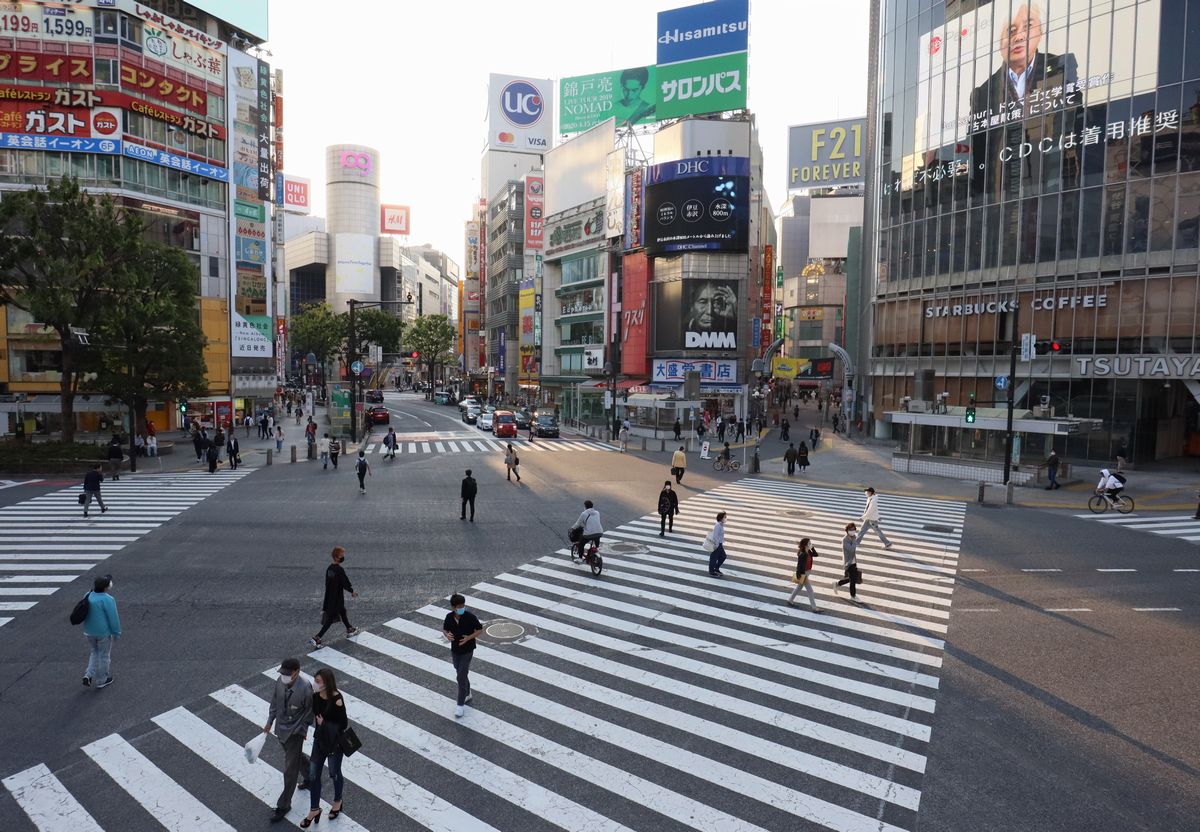 写真・図版 : 新型コロナウイルス感染拡大で緊急事態宣言が発出され、人通りの少ない東京・渋谷スクランブル交差点＝2020年4月30日