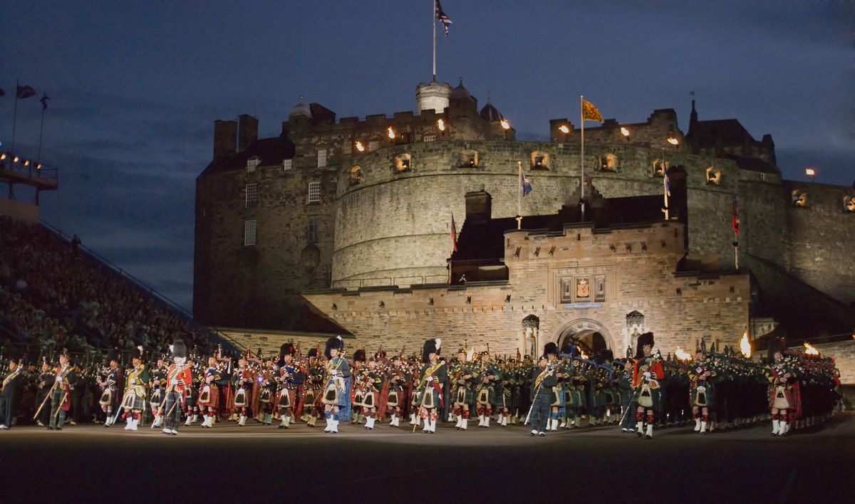 写真・図版 : エジンバラでの軍楽隊のパレード（domhnall dods/Shutterstock.com）