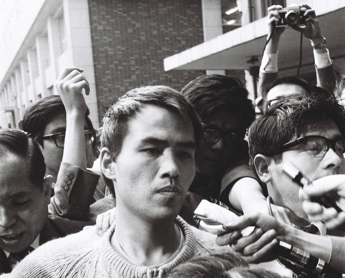 写真・図版 : 連合赤軍リンチ殺人で逮捕され、警視庁に連行された森恒夫=1972年5月11日