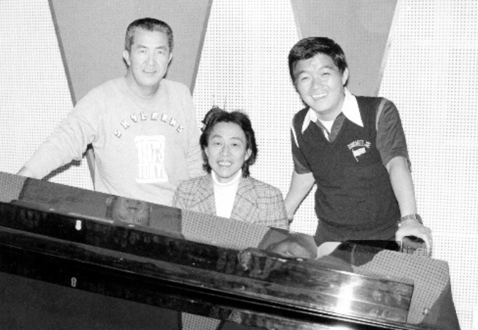 写真・図版 : 「六・八・九トリオ」と呼ばれた、左から永六輔、中村八大、坂本九=1979年、ユニバーサル・ミュージック提供