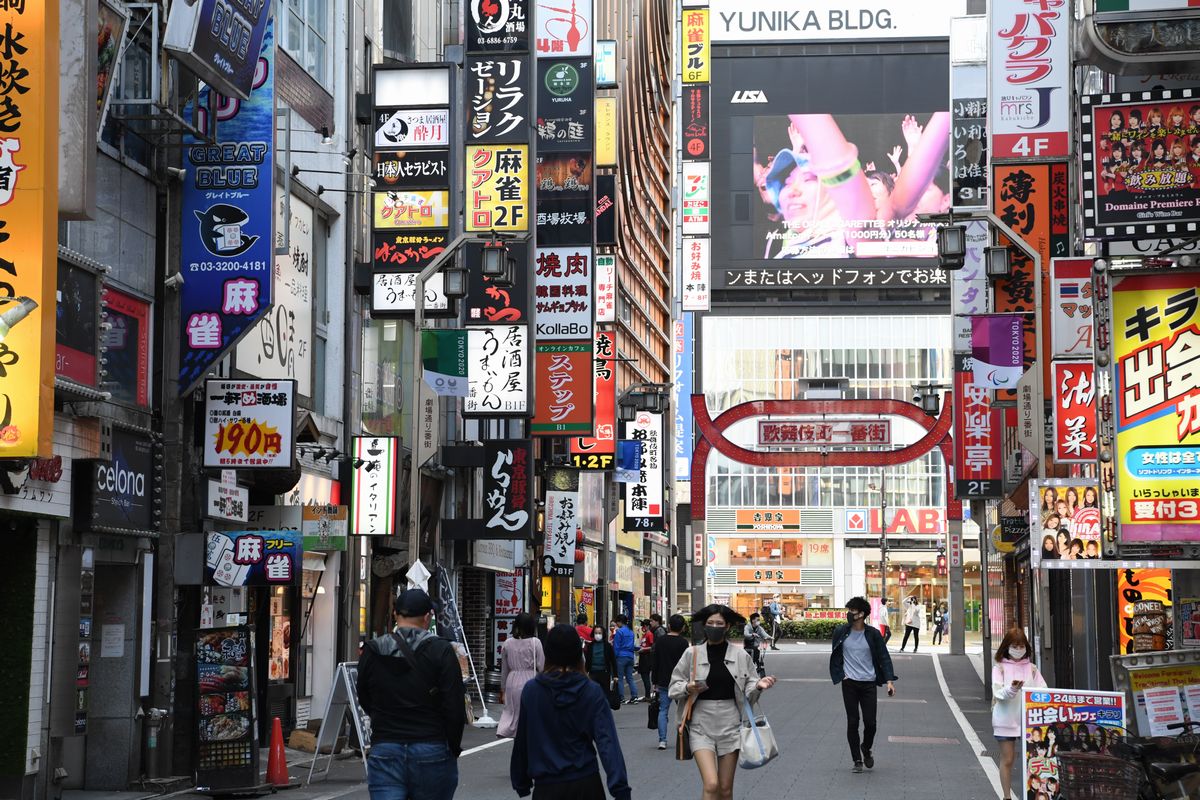 写真・図版 : 店舗の看板に明かりがついた歌舞伎町一番街。臨時休業を続ける店、再開する店、テイクアウトの営業を始めた店など、自粛要請への対応は様々＝2020年5月7日、東京都新宿区