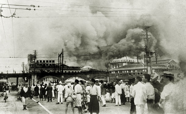 写真・図版 : 関東大震災。東京・有楽町付近の火災＝1923年9月1日