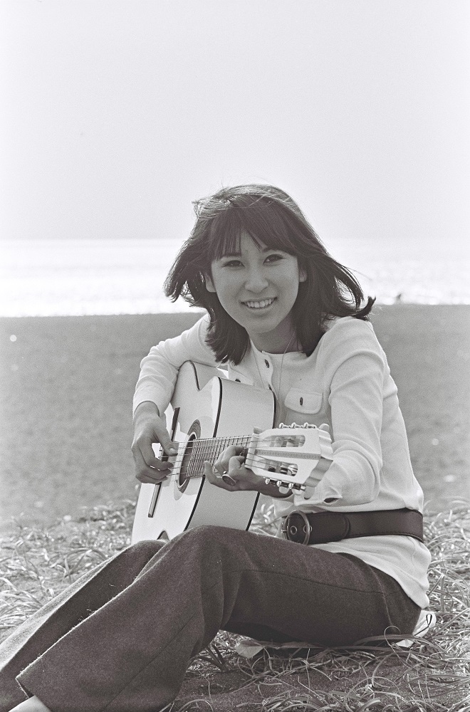 写真・図版 : 週刊朝日で「生い立ちも“演歌調”」と紹介されたデビュー直後の藤圭子さん＝1969年11月、神奈川・湘南海岸 
