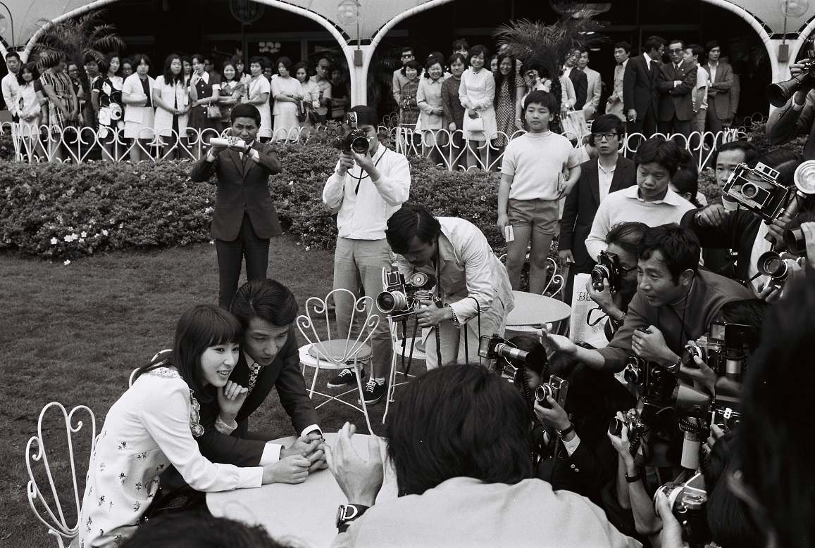 写真・図版 : 藤圭子さんと前川清さんの婚約発表会見＝1971年6月6日、東京・赤坂のプリンスホテル
