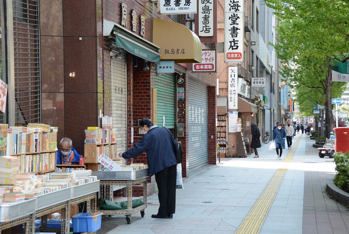 古書店が集まる東京・神保町でも休業する店が目立った=2020年4月15日
