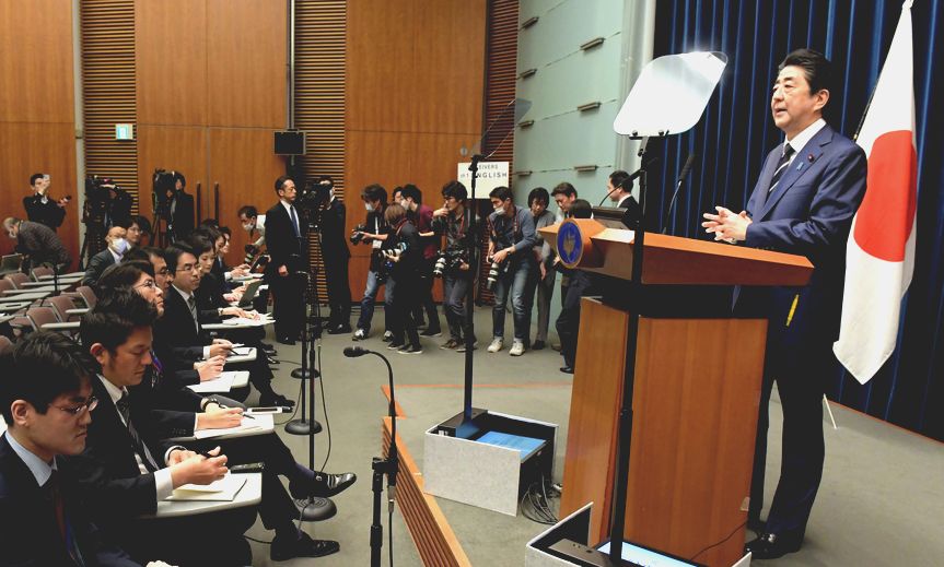 写真・図版 : コロナ対策について記者会見に臨む安倍晋三首相（右端）＝2020年2月29日、首相官邸