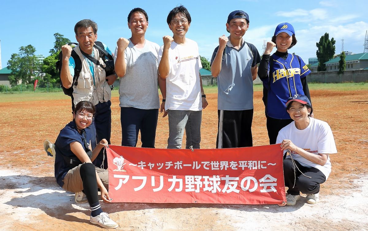 写真・図版 : 第7回タンザニア甲⼦園は、解散する「NPO法人アフリカ野球友の会」の最後の事業となった。 17年間の活動を締めくくる記念の1枚。©Teruaki Iida JPS2194