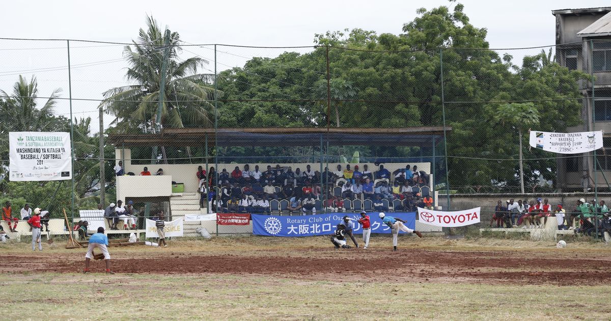 写真・図版 : 熱戦が繰り広げられた第7回タンザニア甲子園大会の試合風景。©Teruaki Iida JPS2194