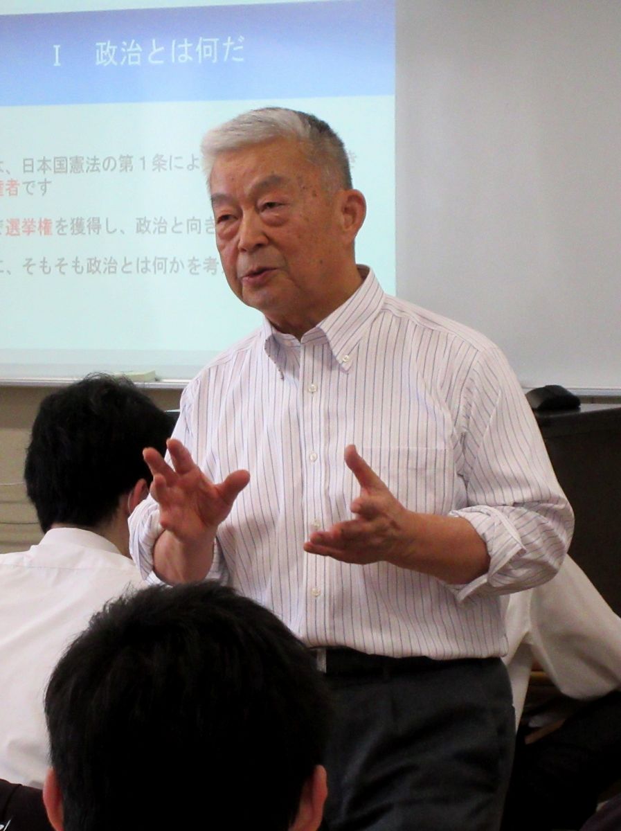 写真・図版 : 校長を務める旭川明成高校で主権者教育にとりくむ五十嵐暁郎・立教大学名誉教授＝2019年12月6日、旭川市の同校