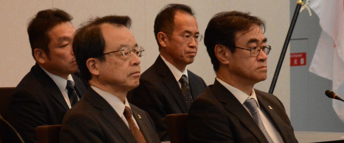 写真・図版 : ともに総長候補とされた東京高検の黒川弘務検事長（右）と名古屋高検の林真琴検事長（左）が検察の幹部会議で肩を並べた＝2020年2月19日、法務省