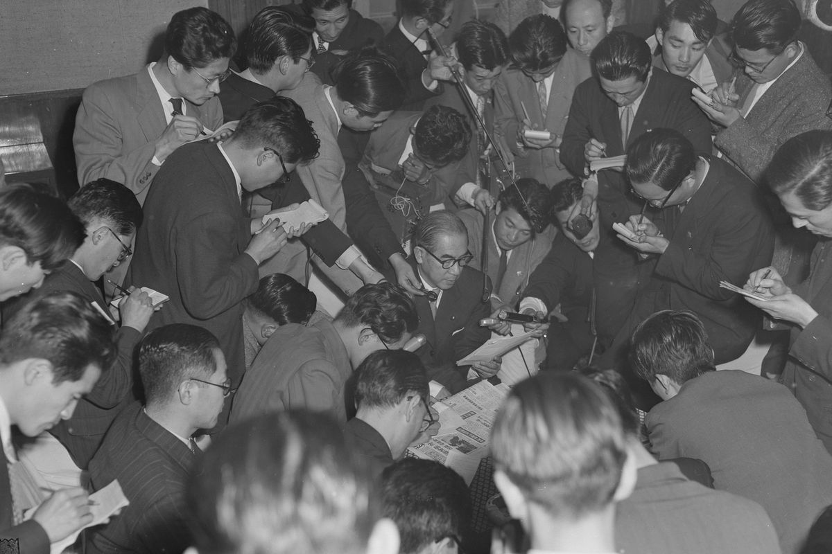 写真・図版 : 造船疑獄で、東京地検は佐藤栄作自由党幹事長の収賄容疑での逮捕許諾を請求。これに対し、犬養健法相は、重要法案審議中を理由に指揮権を発動し、逮捕を無期限に延期させ、任意捜査に切り替えさせた。写真は、辞表提出後に大臣室で記者会見する法相＝1954年4月21日