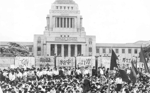 写真・図版 : 安保条約改定に反対して国会を取り囲むデモ隊＝1960年