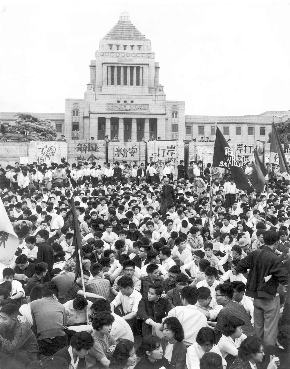 写真・図版 : 安保条約改定に反対して国会を取り囲むデモ隊＝1960年