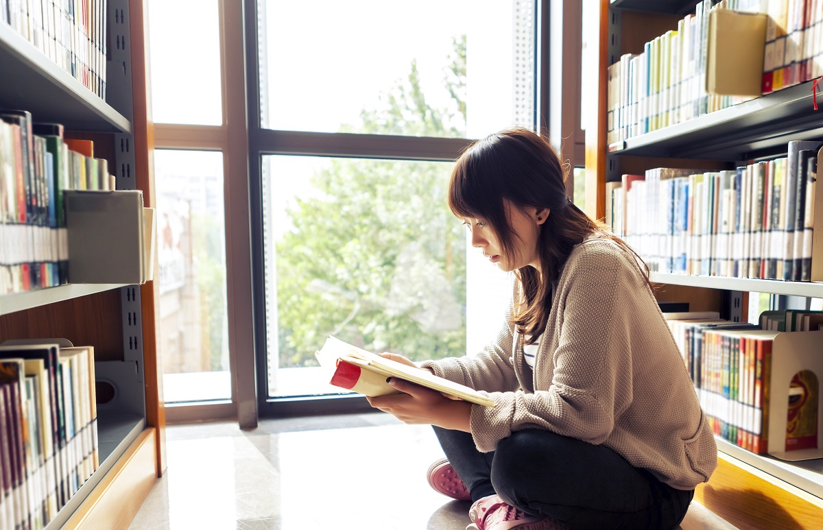 写真・図版 : 小中高校生の読書には自由が漲っている=rongyiquan/Shutterstock.com