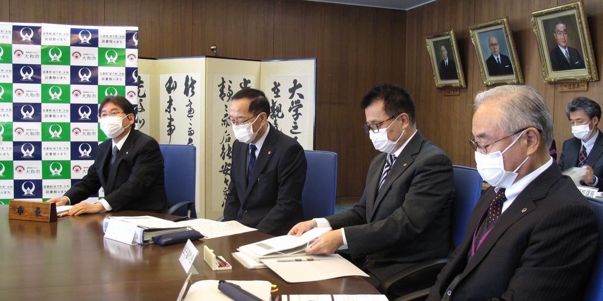 写真・図版 : 健康政策に力を入れる大和市では、職員のマスク着用開始は早く、2月20日の記者会見の時点で、すでに市長ら全職員がマスクを着用して臨んでいた。「万一罹患していてみなさんに感染が拡大しないように」と説明した