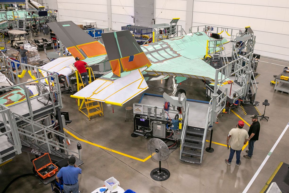 写真・図版 : ロッキード・マーチン社の工場内にある、最終組み立て段階のF35の機体＝テキサス州フォートワース、ランハム裕子撮影、2019年10月10日