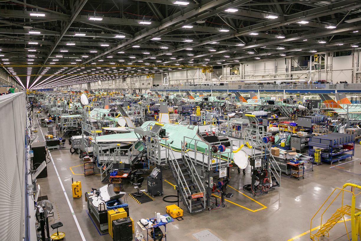 写真・図版 : 最終組み立て段階のF35の機体が並ぶ、ロッキード・マーチン社の工場＝テキサス州フォートワース、ランハム裕子撮影、2019年10月10日