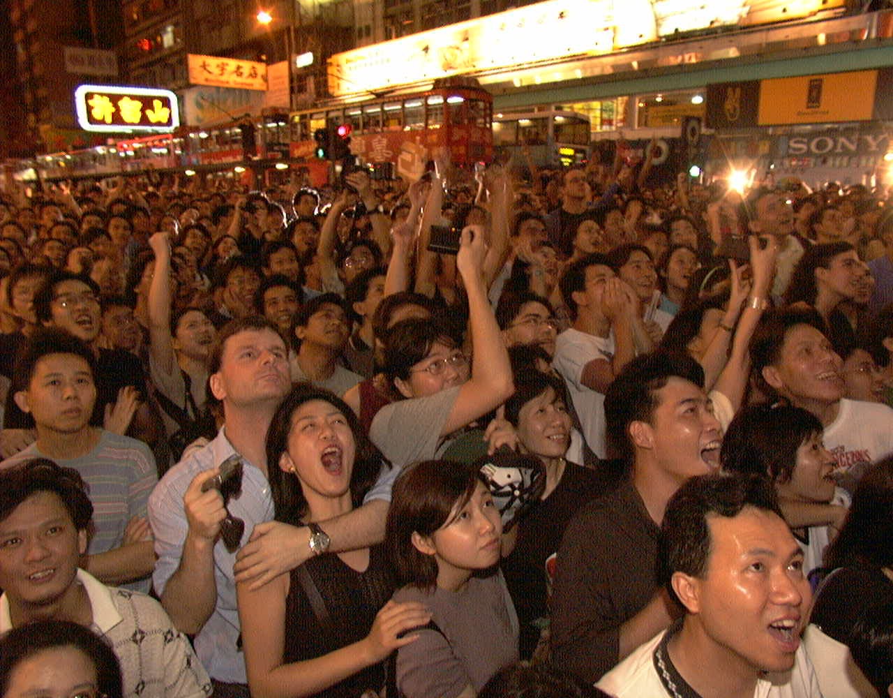 写真・図版 : 香港返還の瞬間、喜びに沸く人たち＝1997年7月1日午前0時、香港島・銅鑼湾