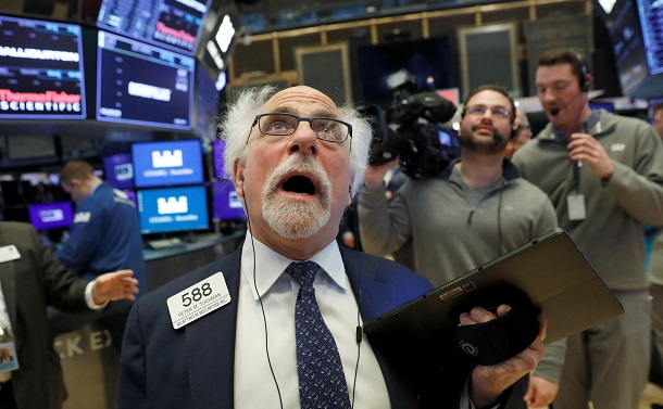 写真・図版 : 米ニューヨークの証券取引所で働くトレーダー＝2020年3月5日