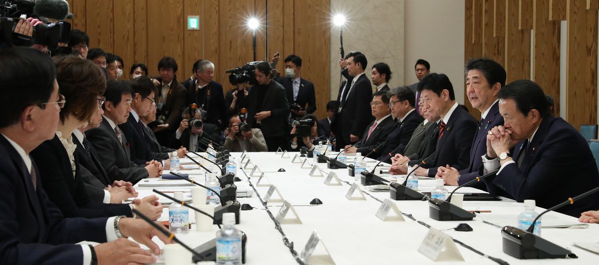 未来投資会議であいさつする安倍晋三首相（右側手前から2人目）＝2020年3月5日