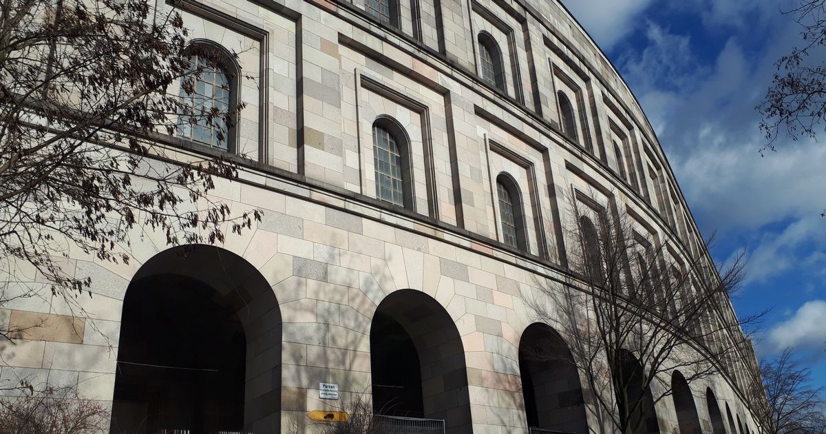 写真・図版 : ナチス最大の遺構「議事堂」の外側