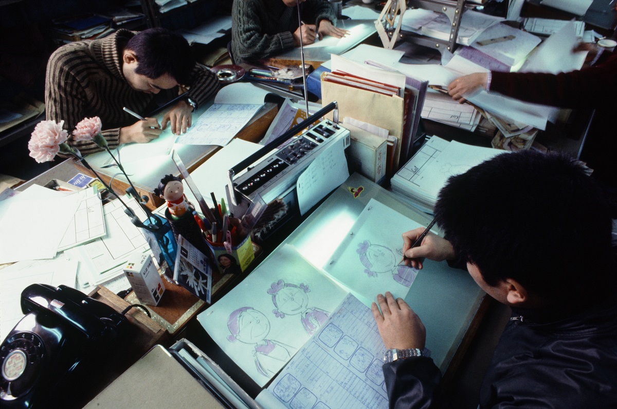 写真・図版 : 1978年、「サザエさん」(フジテレビ系)の絵コンテから原画を描き起こす作業現場。現在もアニメーション制作の基本的な流れは変わらない=東京都荒川区の制作会社「エイケン」　撮影・大木茂