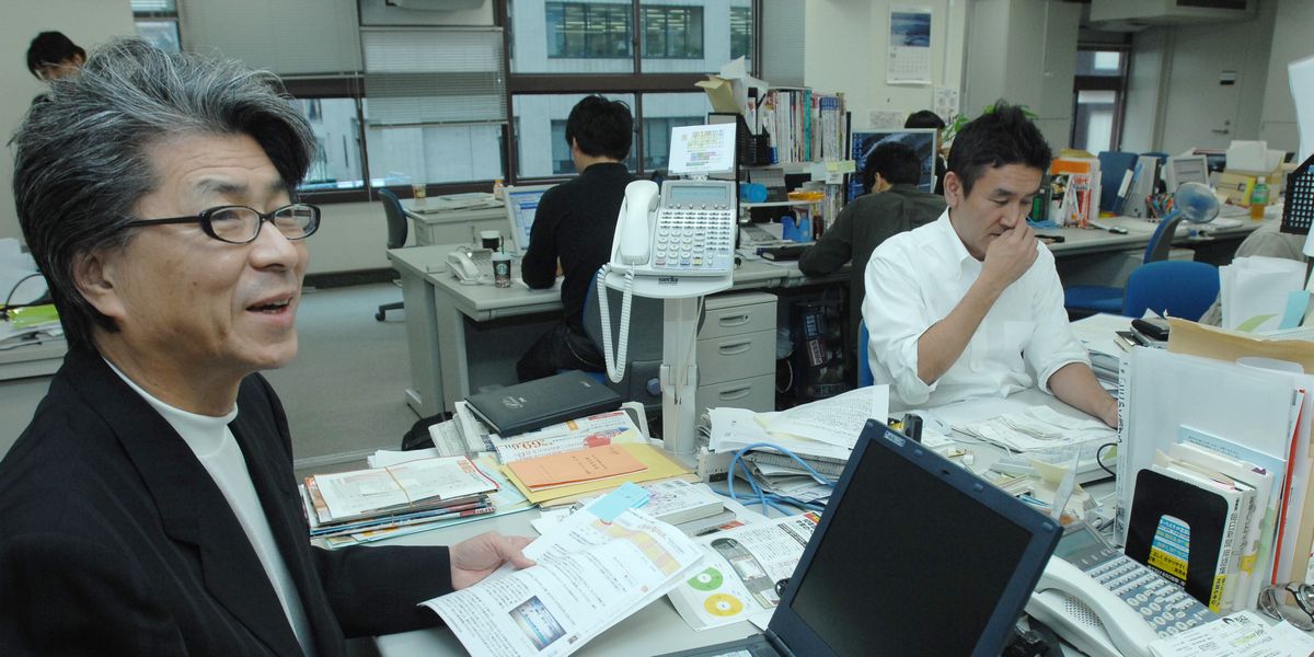 写真・図版 : 「オーマイニュース」は日本版も創刊したが数年で閉鎖された。初代編集長の鳥越俊太郎さん（左）＝2006年11月