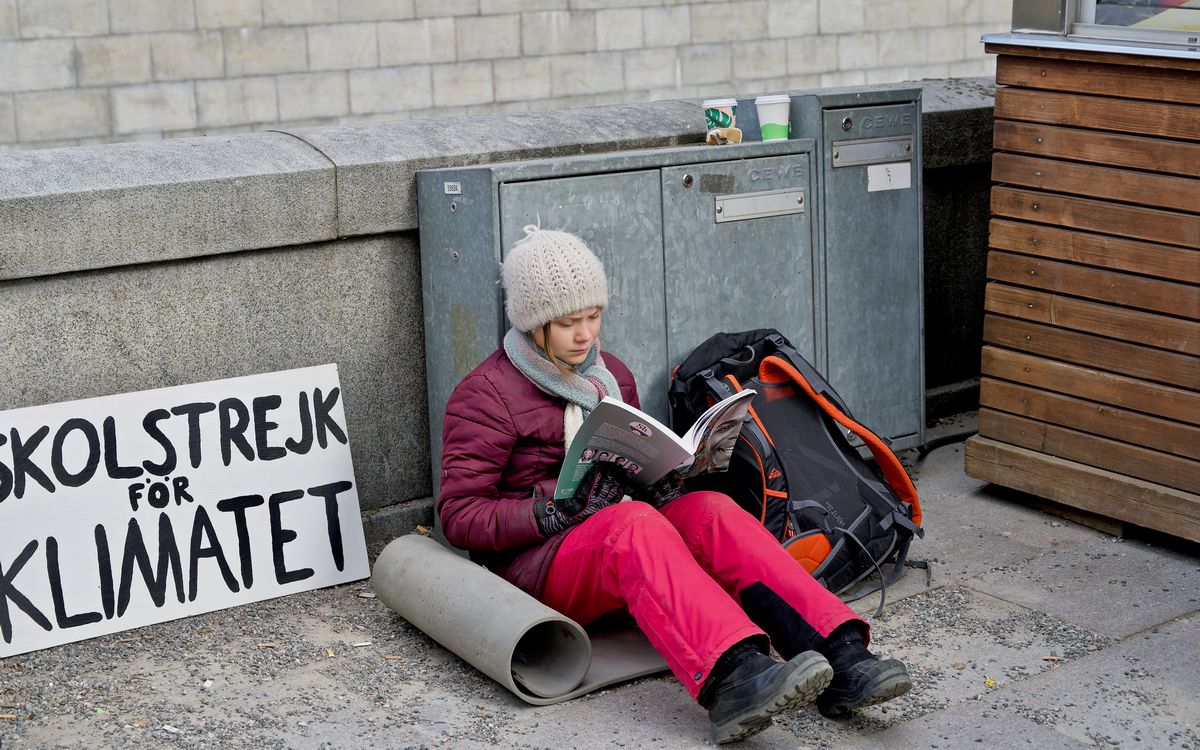 写真・図版 : 「気候のためのストライキ」という看板を掲げて、より強い気候変動対策を呼びかけ続けたグレタ・トゥーンベリさん＝ストックホルム（Liv Oeian
/shutterstock）